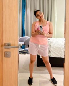 Rachana Narayanankutty Instagram - Nd…. Out of all those *mirror selfies* I loved the 5th and last ones more!!! Which one is your favourite 😉🤓😎 Thank you my cutie @valsan.aparna for this cool shorts 😎
#selflove #mirrorselfie #rachananarayanankutty #noone #nofacegod