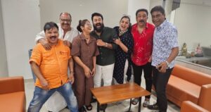 Rachana Narayanankutty Instagram - And that’s how we celebrated my pirannal (star birthday) . 
Thank you Laletta @mohanlal for the love, prayers and blessings 🙏🏼 Thank you dear Siddique ikka, Babu chettanmaar, Sudheer etta and Shwetha chechi @shwetha_menon for your love 💝 and those crazy laughter after the EC!!!🤣🤣Thanks to all of you who wished me good luck, health and happiness . I am much much thankful! Happiest forties start here! #rachananarayanankutty #starbirthday #mohanlal #siddique #edavelababu #baburaj #sudheerkaramana #shwethamenon