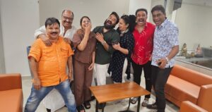 Rachana Narayanankutty Instagram - And that’s how we celebrated my pirannal (star birthday) . 
Thank you Laletta @mohanlal for the love, prayers and blessings 🙏🏼 Thank you dear Siddique ikka, Babu chettanmaar, Sudheer etta and Shwetha chechi @shwetha_menon for your love 💝 and those crazy laughter after the EC!!!🤣🤣Thanks to all of you who wished me good luck, health and happiness . I am much much thankful! Happiest forties start here! #rachananarayanankutty #starbirthday #mohanlal #siddique #edavelababu #baburaj #sudheerkaramana #shwethamenon