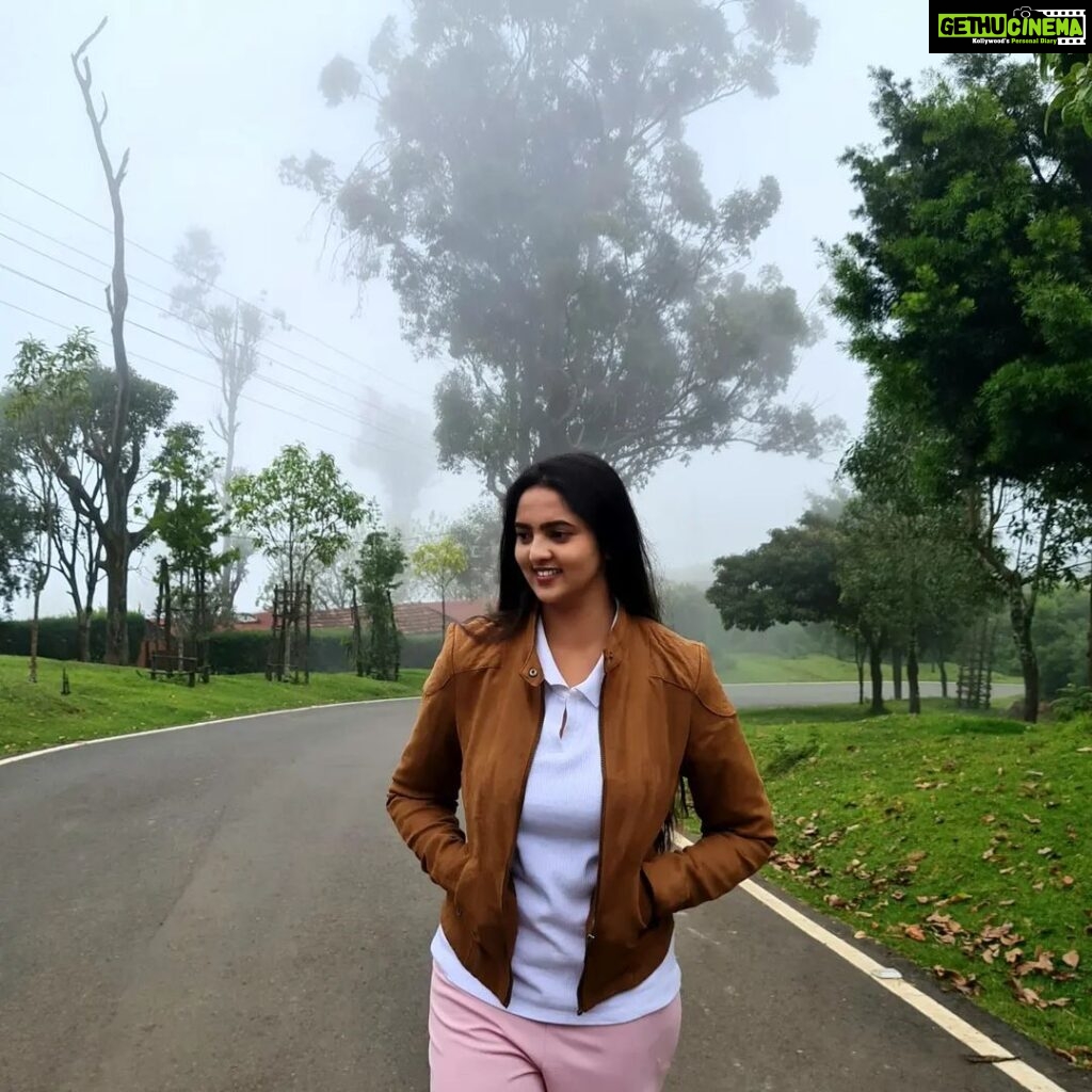 Radhika Preeti Instagram - Queen of hill stations ,⛰️ooty ❤️never disappoints🧿❤️... #shootingdiaries #ooty #naturelove #radhikapreethi #radhi #rp #Instagram Ooty