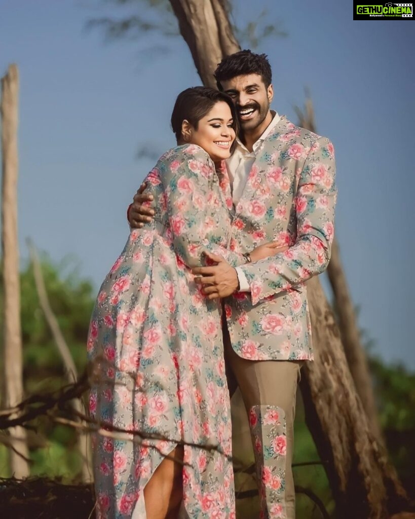 Ramya NSK Instagram - Couple photoshoot 💐 #linen #suitstyle #suitup #couplewear #wraparounddress #patchwork #celebritycouple #collobration #redcarpet #ensemble #matchup #chennaidesigner #indianfashion #photography #photoshoot #collaboration #coordsets #lush Men’s wear @lazaroknk Women’s wear @exotic999 @ramyansk @sathya_actor in the frame. Photography by @theweddingbunch DM FOR ENQUIRIES Chennai, India