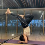 Ramya Pandian Instagram - The slightest of variation goes a long way in practicing a headstand. When the head is turned, the balance depends on the shoulder strength and it was DIFFICUILT !!!! All about balance and core strength. All about practice. @yogaartiyog #yoga #yogapractice #yogagirl #yogalove 🧘‍♀️ #ramyapandian