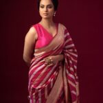 Ramya Pandian Instagram - அனைவருக்கும் தமிழர் திருநாள் வாழ்த்துகள் 🙏🏼 Photographer @bharanikumar_ Make up @kalwon_beauty Hair styling @ganesh_hair_architect Saree @real_weaverstory Blouse @dithi.studio Styling @fashionsignatureofficial Jewellery @konikajewellery #ramyapandian #happypongal