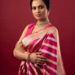 Ramya Pandian Instagram - அனைவருக்கும் தமிழர் திருநாள் வாழ்த்துகள் 🙏🏼 Photographer @bharanikumar_ Make up @kalwon_beauty Hair styling @ganesh_hair_architect Saree @real_weaverstory Blouse @dithi.studio Styling @fashionsignatureofficial Jewellery @konikajewellery #ramyapandian #happypongal