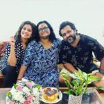 Ranjini Haridas Instagram – Fam-bam and  Birthday jam 😬❤️🤗

@haridassujatha @sreepriyan 

#family #birthdaygirl #cake #flowers #dinnertime