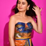 Rasika Dugal Instagram - 💙🧡🩷 Outfit: @aartivijaygupta Jewellery: @radhikaagrawalstudio MUA: @mayura_makeup_hair Styling: @who_wore_what_when 📸: @rishabhkphotography