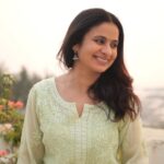 Rasika Dugal Instagram - I thought it was the perfect weather to do something like this 🤣 #BlazingBombay #TakeMeToTheHills 📸: @_eye.for.beauty_ #SlowMoReels #ReelIt #ReelItFeelIt