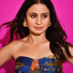 Rasika Dugal Instagram - 💙🧡🩷 Outfit: @aartivijaygupta Jewellery: @radhikaagrawalstudio MUA: @mayura_makeup_hair Styling: @who_wore_what_when 📸: @rishabhkphotography