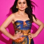 Rasika Dugal Instagram - 💙🧡🩷 Outfit: @aartivijaygupta Jewellery: @radhikaagrawalstudio MUA: @mayura_makeup_hair Styling: @who_wore_what_when 📸: @rishabhkphotography