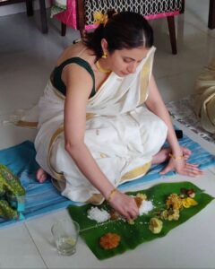 Rasika Dugal Instagram - Some things have my complete focus 😄. Thank you for the delicious meal @enjay29 #NaveenNair. Happy Onam everyone!

#OnamSadhya #HappyOnam