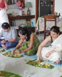 Rasika Dugal Instagram - Some things have my complete focus 😄. Thank you for the delicious meal @enjay29 #NaveenNair. Happy Onam everyone!

#OnamSadhya #HappyOnam