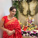 Rati Pandey Instagram - Ganpati Bappa Morya🙏🏻❤️ . . . #1stdayofganpati #glimpses #ratipandey #family #gratitude #instareels #reels #mekhlachadar #assamesesaree