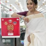 Rebecca Santhosh Instagram - കിടിലൻ ഓണസമ്മാനങ്ങളുമായി നന്തിലത്ത് ജി മാർട്ട്. Home Appliances കൾക്ക് upto 70% Discount. എല്ലാ ബ്രാൻഡഡ് പ്രൊഡക്ടുകളും കുറഞ്ഞ EMI സൗകര്യത്തിൽ. ഓൺലൈൻ ഷോപ്പിംഗിനായി സന്ദർശിക്കുക - https://www.nandilathgmart.com For More Details Call : 9207232232 #Nandilathgmart #Nandilath #OnamOffer #OnamCelebration #Onam2023 #goldgalaoffer #HomeAppliances #Gift #kerala