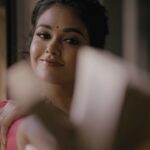 Rebecca Santhosh Instagram - ഒരു മുറി മാത്രം തുറക്കാതെ വെയ്ക്കാം ഞാന്‍ അതിഗൂഢമെന്നുടെ ആരാമത്തില്‍ ✨🪷 . . Shots by : @akshaytomy Edit : @janithmvjani MUH : @brownhue_makeup Saree : @bybbecca Ornaments: @golden_cup_fashion_jewellery Location : @azora.hotels