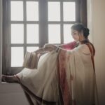 Rebecca Santhosh Instagram - എൻ ഹൃദയത്തിൻ ചന്ദന വാതിൽ നിനക്കായ് മാത്രം തുറക്കാം ഞാൻ ✨ . . . Saree : @bybbecca Pc : @akshaytomy MUH : @brownhue_makeup Ornaments: @golden_cup_fashion_jewellery