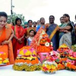 Reshma Rathore Instagram - తెలంగాణ ఆత్మ గౌరవానికి ప్రతీక, సాంస్కృతిక వైభవానికి చిహ్నమైన ఈ బతుకమ్మ ఉత్సవాలు సందర్భంగా మీ ఇంట్లో ఎల్లవేళలా సుఖ సంతోషాలు వెల్లి విరియాలని అమ్మవారిని ప్రార్థిస్తూ మీకు మీ కుటుంబసభ్యులకు బతుకమ్మ ఉత్సవాలు శుభాకాంక్షలు. Happy #Bathukamma2021 and #Navarathri celebrations. #FloralFestival #Telangana #reshmarathore #teluguheroine #supremecourtlawyer