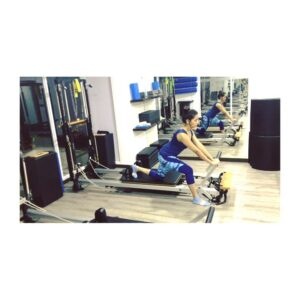 Reshma Rathore Instagram - Stretch strength stability🙌🤸‍♀️
#lungesonreformer
#pilatesreformerworkout
#deeperlegsstretch
#lungeitout