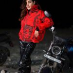 Rhea Chakraborty Instagram - Humility, Humanity, Hope and Hunger.♥️ #rhenew @mtvroadies @mtvindia Styling : @theanisha ( assisted by @bhavnaaaaa.r @xrishikax ) Makeup and 📸: @makeupbyrishabk Hair : @kimberlyychu Jacket : @_huemn Pants : @freakinsindia @viralmantra