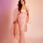 Rhea Chakraborty Instagram - Desi Barbie 🌸 #barbiecore #rhenew Loved celebrating 18 years of @manishmalhotraworld in the stunning saree by @manishmalhotra05 🫶🏼 Styled by : @theanisha Assisted by : @maitriidesaii Saree: @manishmalhotra05 Jewellery: @anmoljewellers dipr Makeup: @lifeofmimo_ @miimoglam Hair: @kesha_makeupnhair 📸 : @kaasastudio