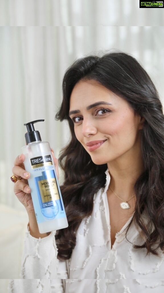 Roshni Chopra Instagram - Monsoon, meet your match: Tresemme Pro Pure Moisture Boost Range!☔💁‍♀️ Experience the joy of hair that’s hydrated for 3 days straight. No more dull days – just vibrant, bouncy locks. Don’t miss out! Click the link in @tresemmeindia’s bio and upgrade your hair game. #ad #TresemmeProPure #HyaluronicAcid #MoistureBoost #HydratedHair #BouncyHair #VibrantHair #NoSulphates #NoParabens #NoDyes #NoMineralOils #CleanBeauty #Tresemmelndia #MonsoonEssential #Shampoo #Conditioner #HairRoutine #HairMask