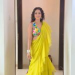 Roshni Chopra Instagram – The pre drape sari I’ll be dancing the night away in 💛 ✨ in and for @dineshmalkani ☀️

#indiandesigners #supportindiandesigners #saree #predrapedsaree #drapedsaree #rovive