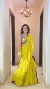 Roshni Chopra Instagram - The pre drape sari I’ll be dancing the night away in 💛 ✨ in and for @dineshmalkani ☀️

#indiandesigners #supportindiandesigners #saree #predrapedsaree #drapedsaree #rovive