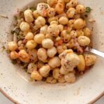 Roshni Chopra Instagram – Makhana Chaat Recipe 🤌🏽❤️

Roast makhana in a teaspoon of ghee to make it crisp
Boil sprouts (can skip this step or add channa instead – I like to add it for protein! )
Add chopped green chilli tomato & onion 
Sprinkle lemon juice
Add red chilli sale and chaat masala 

And it’s ready to eat ! Too Yummmm ❤️

#snacks #rorecipes #makhana #chaat #easyrecipes