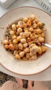 Roshni Chopra Instagram - Makhana Chaat Recipe 🤌🏽❤️

Roast makhana in a teaspoon of ghee to make it crisp
Boil sprouts (can skip this step or add channa instead - I like to add it for protein! )
Add chopped green chilli tomato & onion 
Sprinkle lemon juice
Add red chilli sale and chaat masala 

And it’s ready to eat ! Too Yummmm ❤️

#snacks #rorecipes #makhana #chaat #easyrecipes