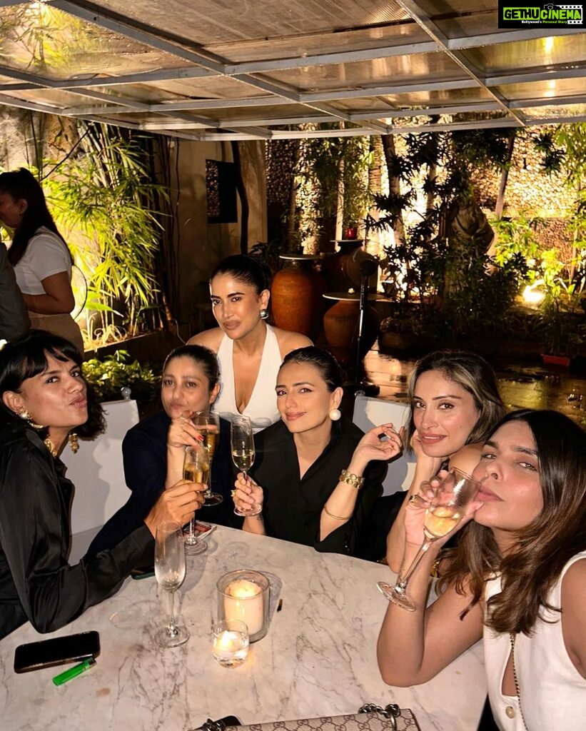 Roshni Chopra Instagram - Gucci Girls ❤️ came together with this electric bunch to witness the beginning of a new era for @gucci . #newgucci is minimal , classy , extremely wearable with the most delicious accessories (swipe to the end to see some of my favs ! ) it’s a big shift from what we’ve seen before , in a direction I really love . @sabatods #gucciancora the heart wants more ✨ Thanks for having me @shrutikapoorbose @priyuta_ @prpundit