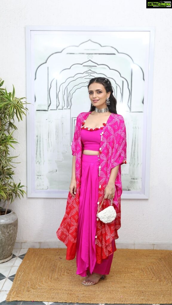 Roshni Chopra Instagram - Festive fits 💕✨ and my #LoveforLocal in Outfit @pinkcitybysarika Necklace @sachdeva.ritika Bag @douxamourindia Heels @thecaistore #draped #skirt #indiandesigners #supportindiandesigners #bandhani #festivewear #indianweddings