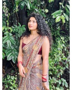 Roshni Prakash Instagram - Amma says I have draped the saree well 😬