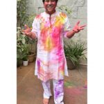 Sachin Tendulkar Instagram - Happy Holi everyone! Can you count the number of colours 🎨 on my kurta? #HappyHoli #Holi #Colours #Festivals