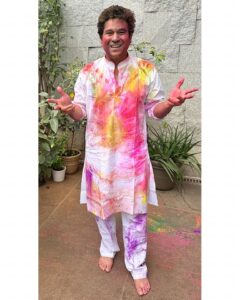 Sachin Tendulkar Instagram - Happy Holi everyone!
Can you count the number of colours 🎨 on my kurta?

#HappyHoli #Holi #Colours #Festivals