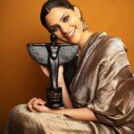 Saiyami Kher Instagram - Most inspiring performer for Ghoomer! Very touched. Thank you for this honour @lokmat @rishidarda ❤️ Outfit @raw_mango Jewelry @kushalsfashionjewellery @pinklanebyrashi @offbeatmediain Footwear @crimzonworld Styled by @jinalpnagda Shot by @shrutisbagwe HMU @pravin_madye @hair_stylist_fatima
