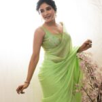 Sakshi Agarwal Instagram - ✨Dreamy✨ . @karthipalaniappan.photography @murugeshmakeup_hair @be_unique_boutique_ @fineshinejewels @radiocitytamil_ @radiocityindia @bloombridalflowers . #greensaree #sareelove #sareestyle Chennai, India