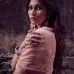 Samara Tijori Instagram - Shot by @harshjanii 🤍 HMU by @athirathakkar Styled by @denishabakrania Wearing @thebasalstudio Jewellery @_phullara_