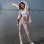 Samara Tijori Instagram - We vibin ✌🏻 Shot by @harshjanii 🤍 Styled by @denishabakrania Hair & Makeup by @athirathakkar Wearing @worldofasra