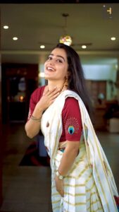 Samskruthy Shenoy Instagram - May this Onam be full of positivity, prosperity and peace for you and your loved ones.

Costume - @ar_handlooms_kuthampully
MUA - @lakshmisenoj
VC & Coordination - @hostenofficial

#OnamCelebrations #onam2023 #onamseries #onamvibes #traditionalattire #halfsareelove #keralagram #keralatalents