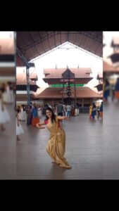 Samskruthy Shenoy Instagram - Guruvayurambalanadayil 🙏🏻❤
VC - @ratheesh_chaamu_guruvayur
#quickreel #guruvayur #guruvayoortemple #krishnalove #dancelove #classicaldance #samskruthyshenoy #samskruthy
