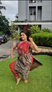 Samskruthy Shenoy Instagram - The place, the music, just made me go impromptu ❤
#chembattu 
VC - @aswathi_sasidharan__ ❤
#classicaldance #lovefordance #impromptuvideo #practice #nature #loveyourself