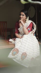 Samskruthy Shenoy Instagram - Starting off the celebrations with something I love the most ❤
Costume courtesy - @ar_handlooms_kuthampully 
VC - @noufal_shaalz 
#onamvibes #classicaldance