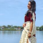 Samskruthy Shenoy Instagram - Kangal irandal ❤ Onam series 🌸🤍 @sr_105_ @hostenofficial @ar_handlooms_kuthampully @raju_aravind_arhandlooms_ #casualreel #onam2023
