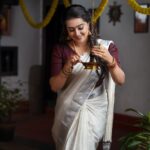 Samskruthy Shenoy Instagram - 🌸🤍🌸 Costume & jewellery - @adorn_perumbavoor Makeup - @aswathi_sasidharan__ @beleza_studio_academy Hairstyle - @sajeesh_s_0619_make_over PC - @dk_dajukotheri #OnamCelebrations #onam2023 #onamseries #onamvibes #keralagram #keralasaree #keralatalents #traditionalattire #adornperumbavoor #adornbridalhub #dkphotography #samskruthyshenoy #samskruthy Iringole Naganchery Mana Ecco Tourist Villeage