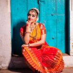Samskruthy Shenoy Instagram - Anganamaar moulee mani Thinkalaasye chaarusheele 🧡❤🧡 PC-@imagiophotography_official MUA-@aswathi_sasidharan__ @beleza_studio_academy #bharatanatyam #classicaldance #lovefordance #dancelife #nayika Cochin Thirumala Devaswom
