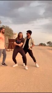 Samyuktha Shanmughanathan Instagram - Back at it ! .. with my darlings❤️❤️ @jithanramesh_official @samyuktha_shan 
Guys Remix this choreography and tag us! 
Best remixes will be shared 😍❤️