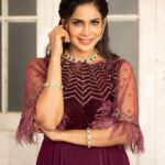 Samyuktha Shanmughanathan Instagram - Mindful Monday ♥️ have a great one ! 🥰 📸 @teamcreators 💃🏻 @manamchennai Jewelry @pothysswarnamahal