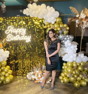 Samyuktha Shanmughanathan Instagram - Thank you thank you thank you for all your wishes.. the calls… the messages .. I m soooo overwhelmed with the love ❤️ and feel so grateful 🥰 
Wishing you a very very happy new year!! Wishing you all  only the best, giving y’all  the positive vibes 💕💕💕to take 2022 head on!! Virtual hugs my loves .. stay awesome 
.
.
And @smileplanners u killed it with decor 🔥🔥! Just so amazing especially when I gave u guys just a 24 hours heads up ! Thank u 🙏🏽