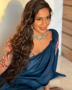 Samyuktha Shanmughanathan Instagram - iPhone clicks, no edits just some magical sunlight ♥️
@thestoryteller_india @vedya.hmua
