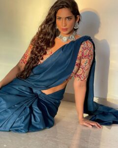 Samyuktha Shanmughanathan Instagram - iPhone clicks, no edits just some magical sunlight ♥️
@thestoryteller_india @vedya.hmua