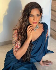 Samyuktha Shanmughanathan Instagram - iPhone clicks, no edits just some magical sunlight ♥️
@thestoryteller_india @vedya.hmua